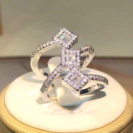 Elegant Silver Cubic Zirconia Ring (خاتم فضة أنيق بحجر الزركون - مثالي للعرائس والمناسبات)