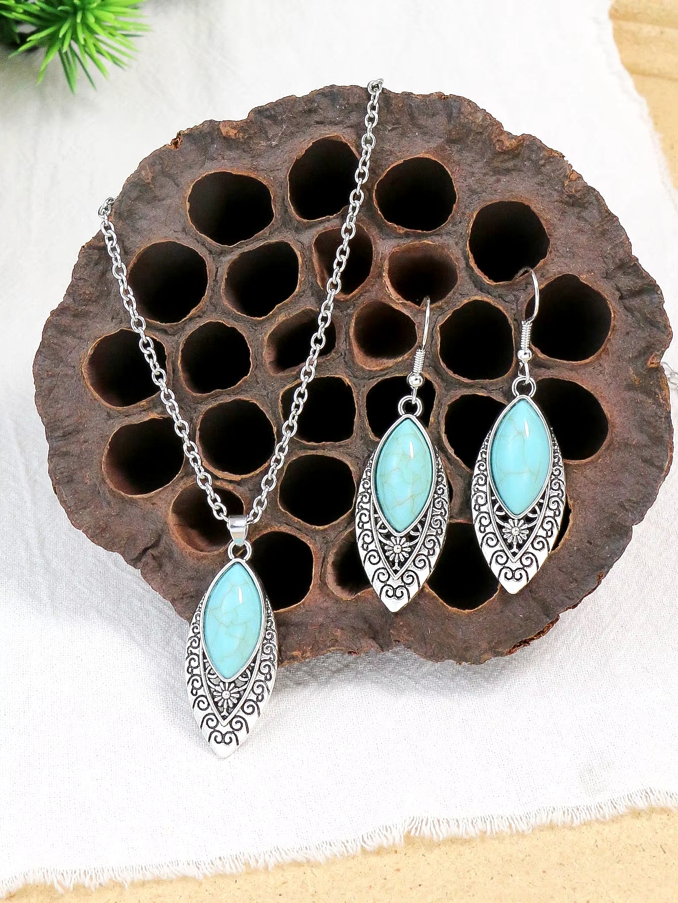 Boho Turquoise Necklace & Earrings Set (طقم عقد وأقراط  بحجر الفيروز - هدية أنيقة بأسلوب عرقي)