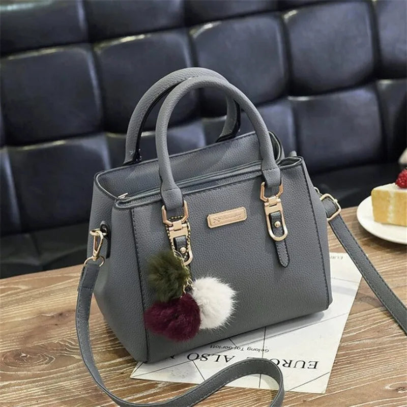 Signature Designer Leather Handbag (حقيبة يد جلدية من مصمم مميز - حقيبة الأناقة الفريدة)